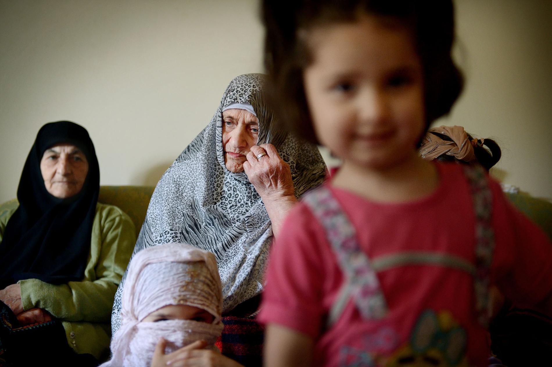 Familj som flytt Syrien med sina barn och barnbarn.