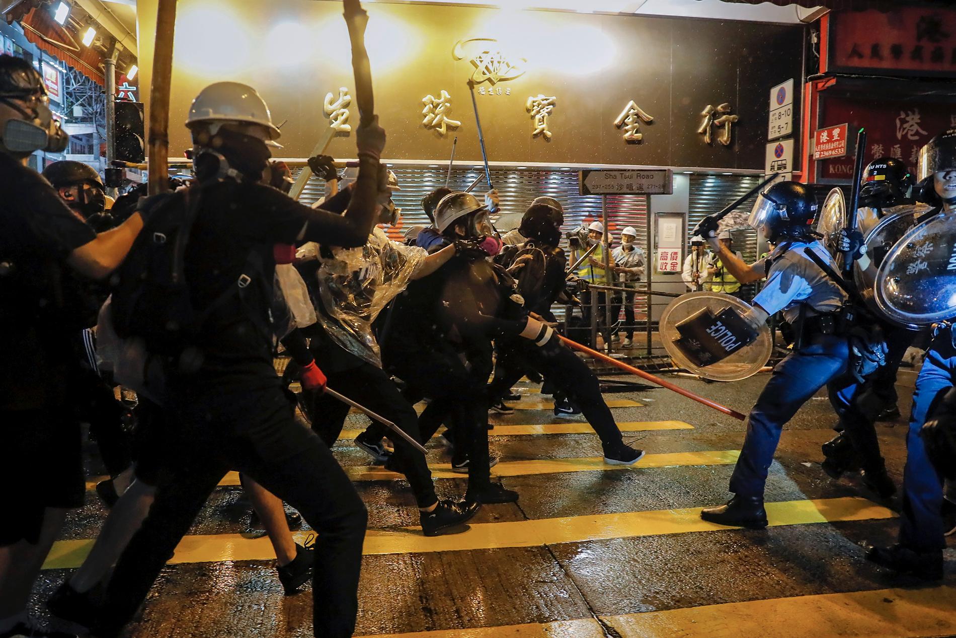 Demonstranter och poliser drabbar samman i Hongkong i augusti.