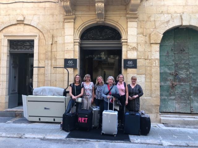 Medlemmarna i aktieklubben Snygg och Rik Upa på väg till Malta där de firade sitt 20-årsjubileum.  – Då unnade vi oss att åka taxi överallt och dricka en hel del champagne, säger Mia Asmundsson. 