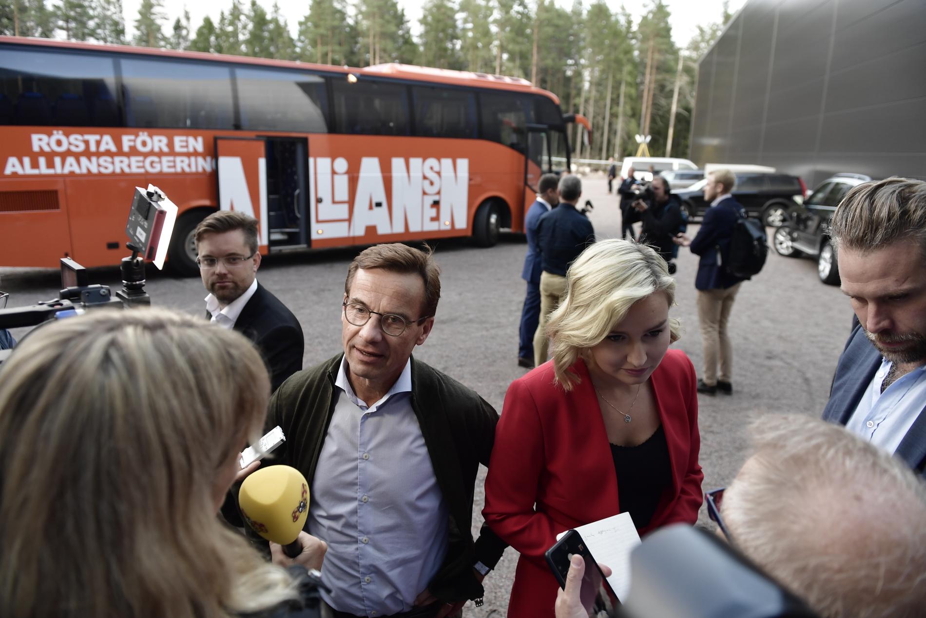 Alliansens partiledare anlände gemensamt till kvällens partiledardebatt på TV4 som sändes från Gävle.