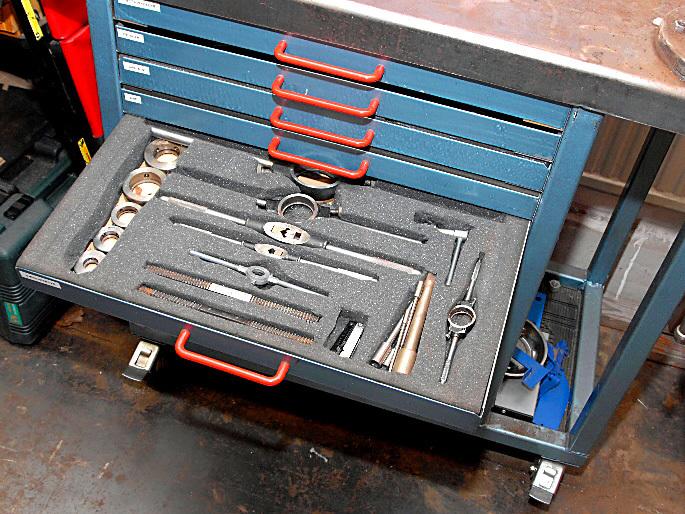 Bosse har byggt en speciell bänk för alla gängverktygen, där varje gängtyp har en egen låda.