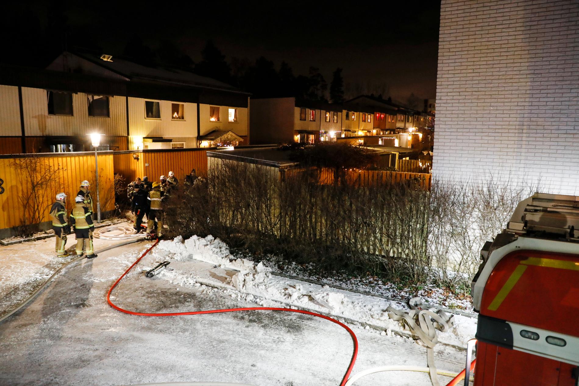 Två personer fördes till sjukhus efter en brand i ett radhus i Sollentuna norr om Stockholm på onsdagen.