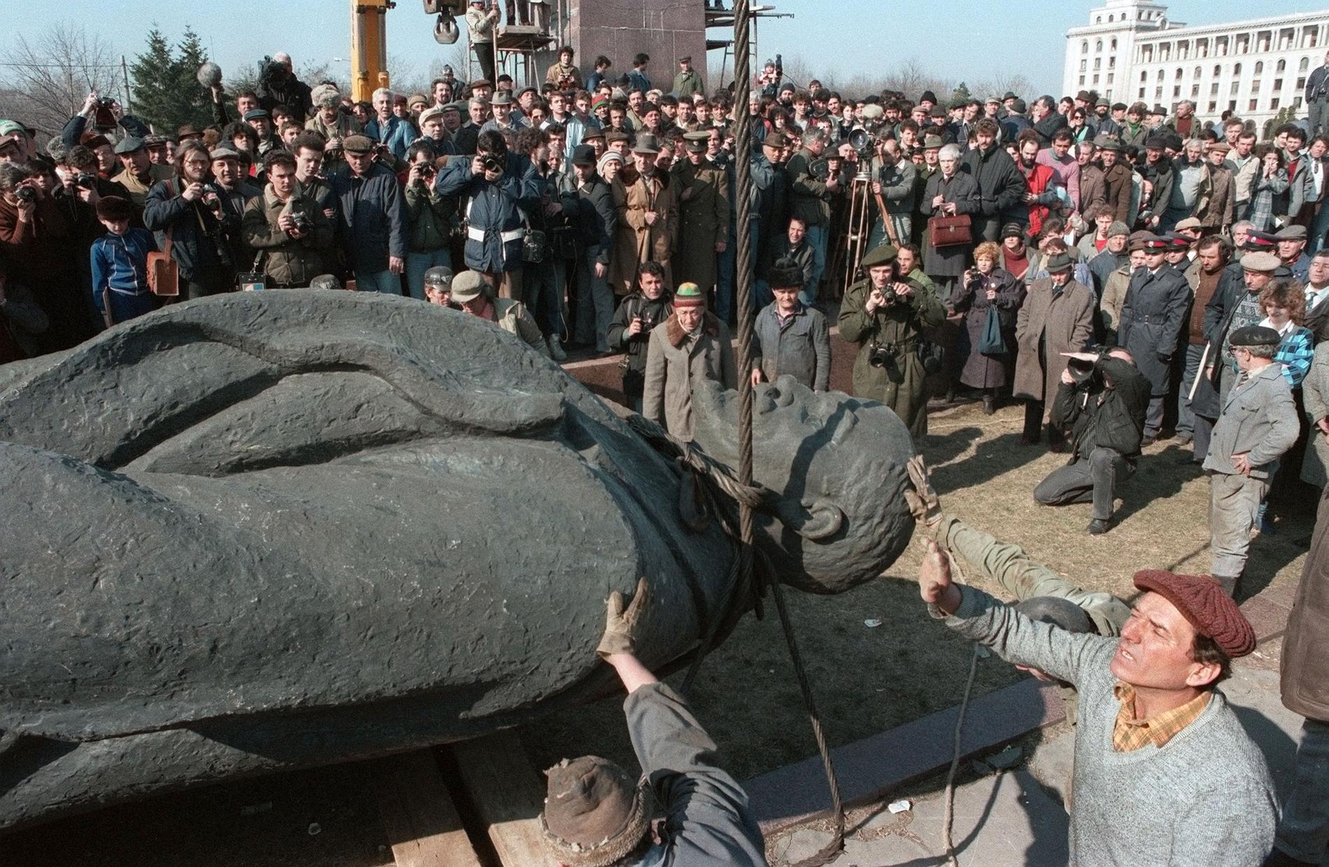 En staty av Lenin tas bort i Bukarest efter kommunismens fall.