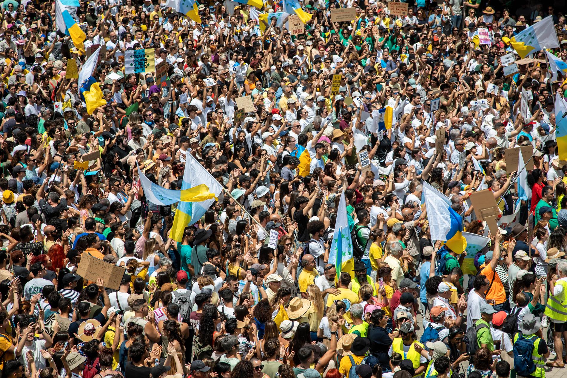 Tusentals öbor samlades på lördagen för att protestera mot massturismen. 