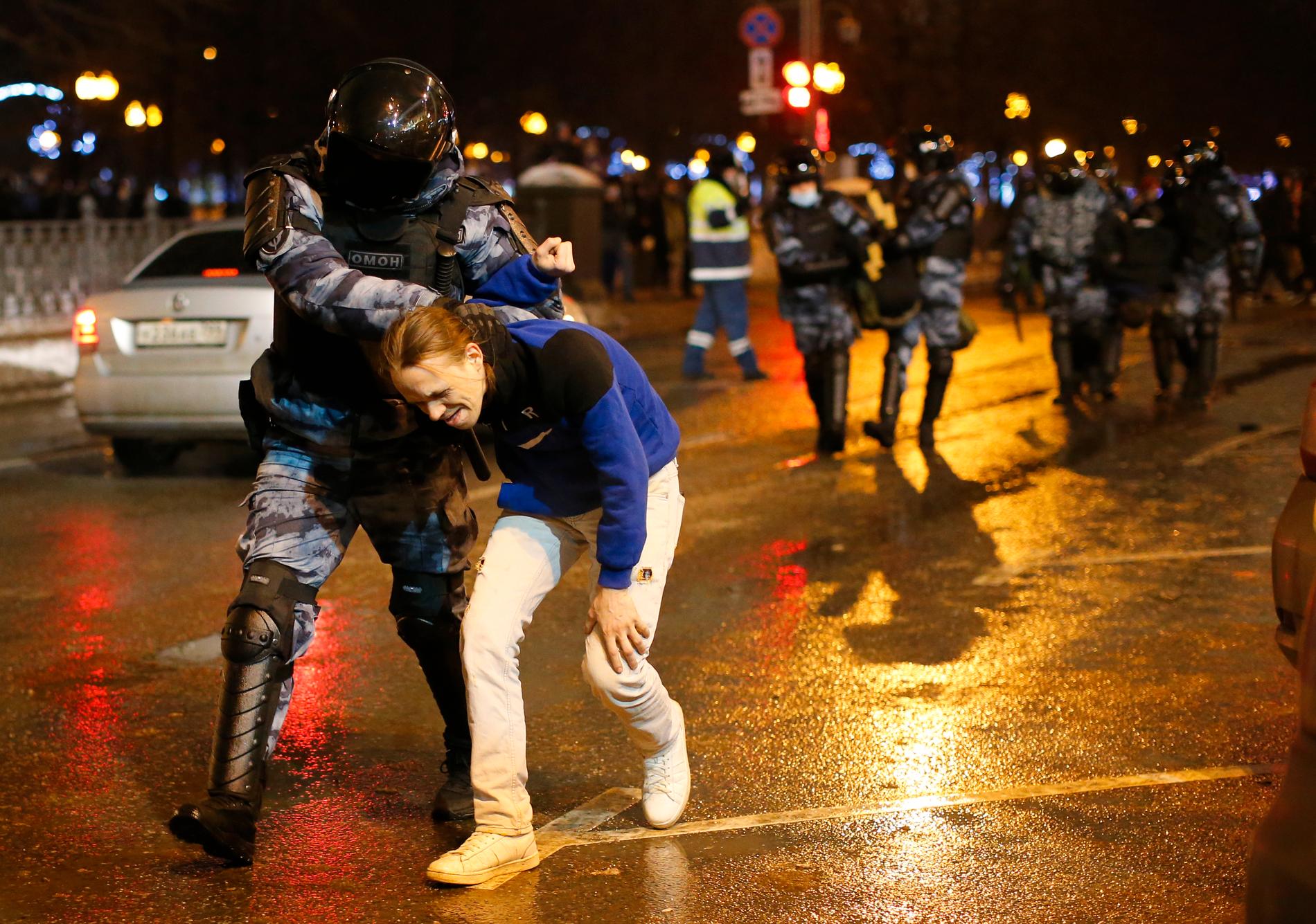 Flera tusen gripanden har räknats efter lördagens demonstrationer i Ryssland. Här förs en man iväg i Moskva.