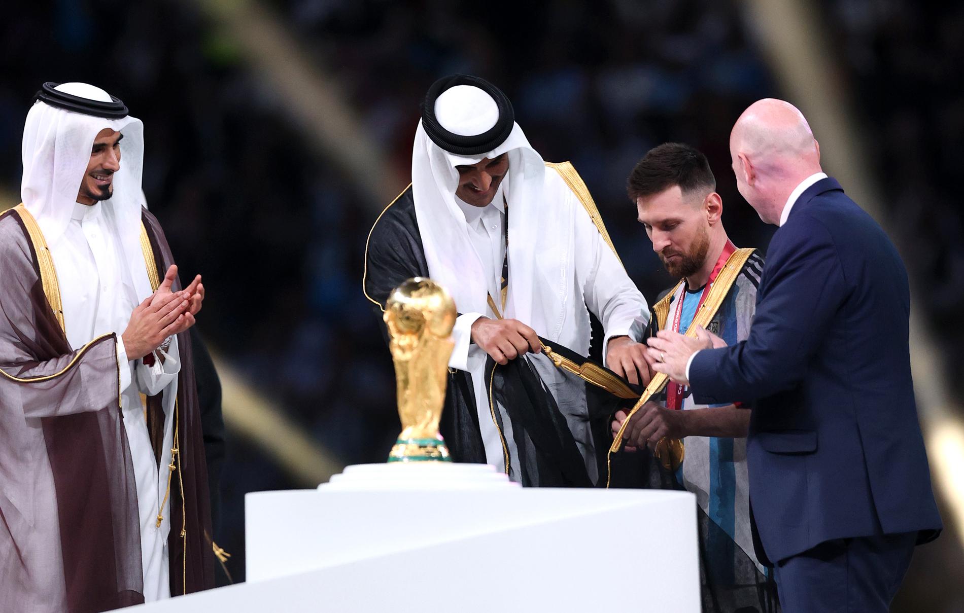 Här får Messi en bisht av den qatariske shejken.
