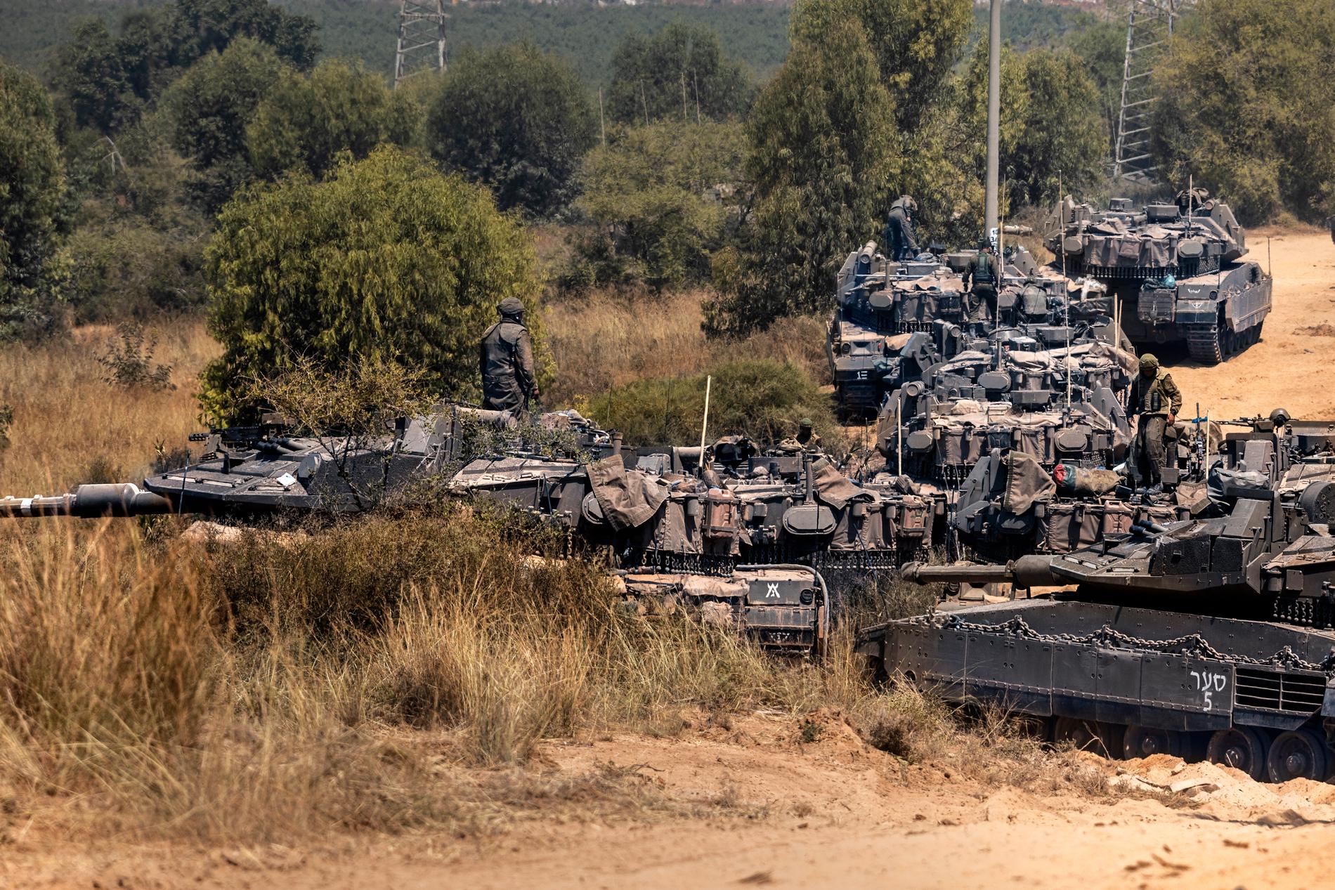 Israeliska soldater nära gränsen till Gaza på fredagen. 