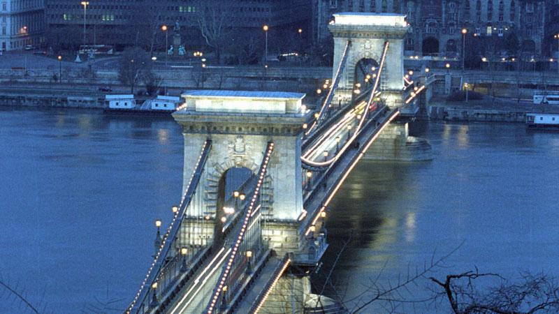 Vy över Kedjebron och floden Donau i Budapest.
