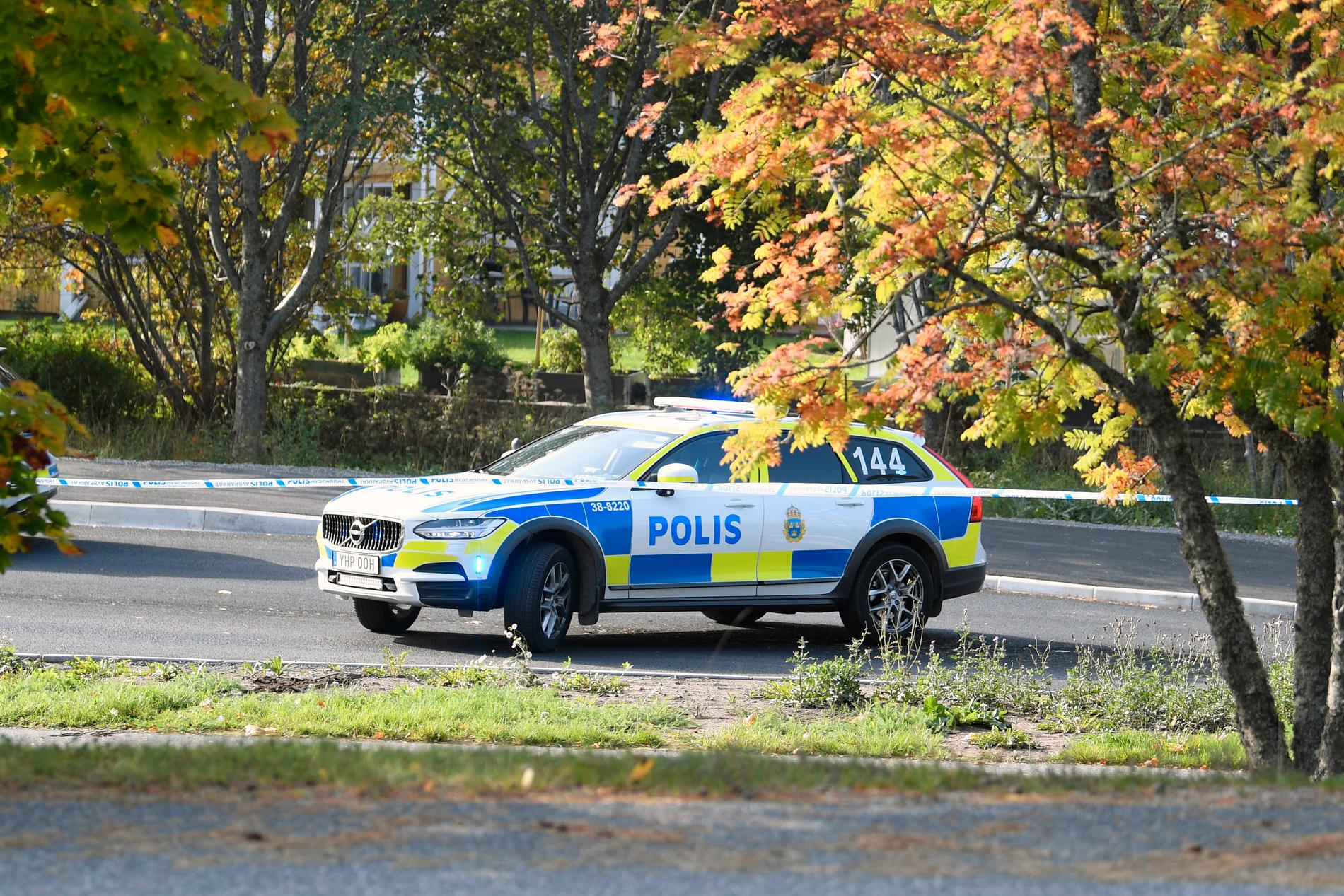 Polis på plats i Märsta där en man hittades skjuten den 2 oktoberi fjol. 