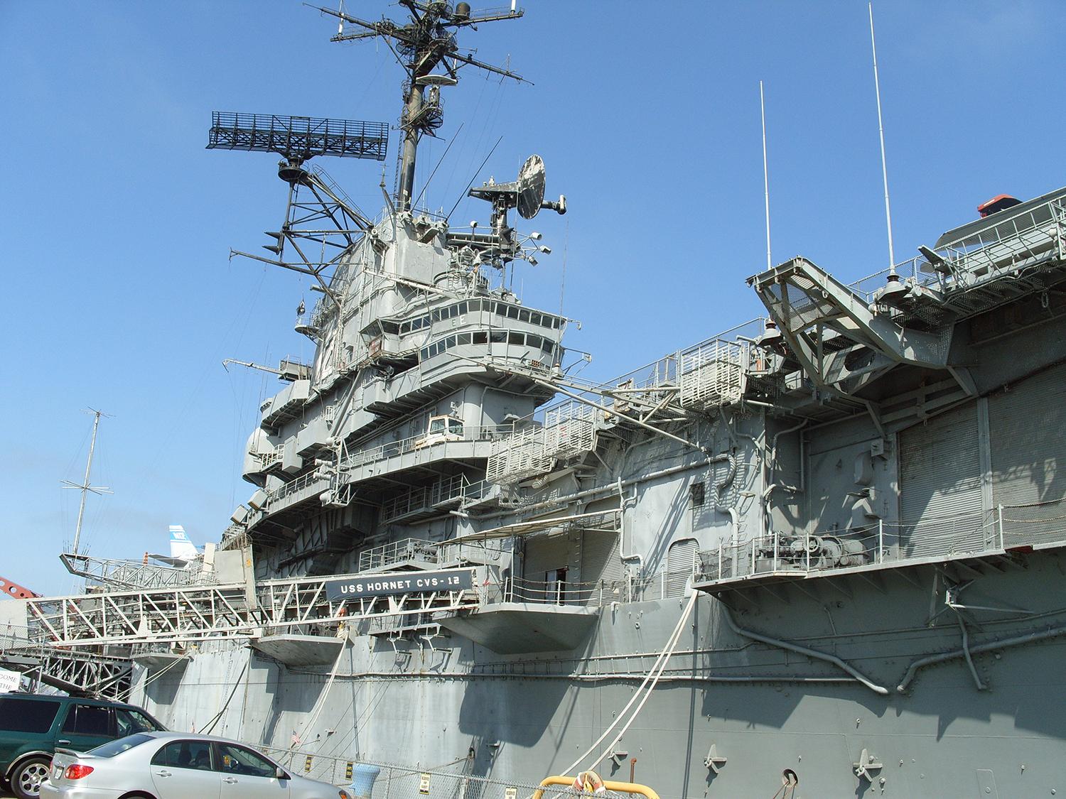 Fartyget USS Hornet vid basen i Alameda