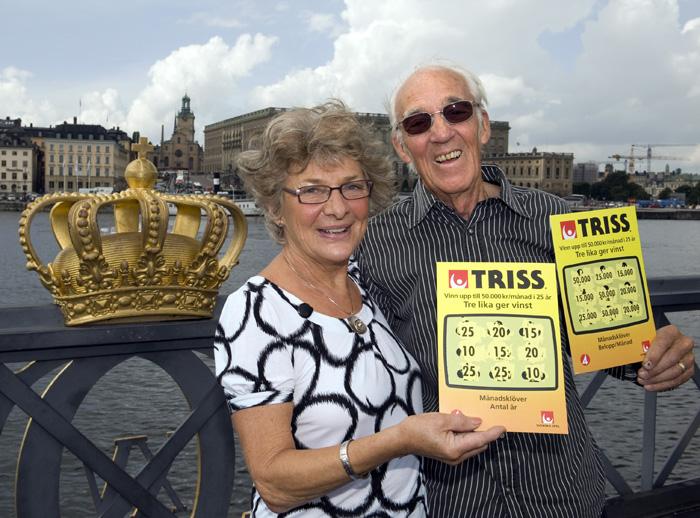 Maybritt Hedin och maken Arne Hedin glädjs stort åt högvinsten på Triss.
