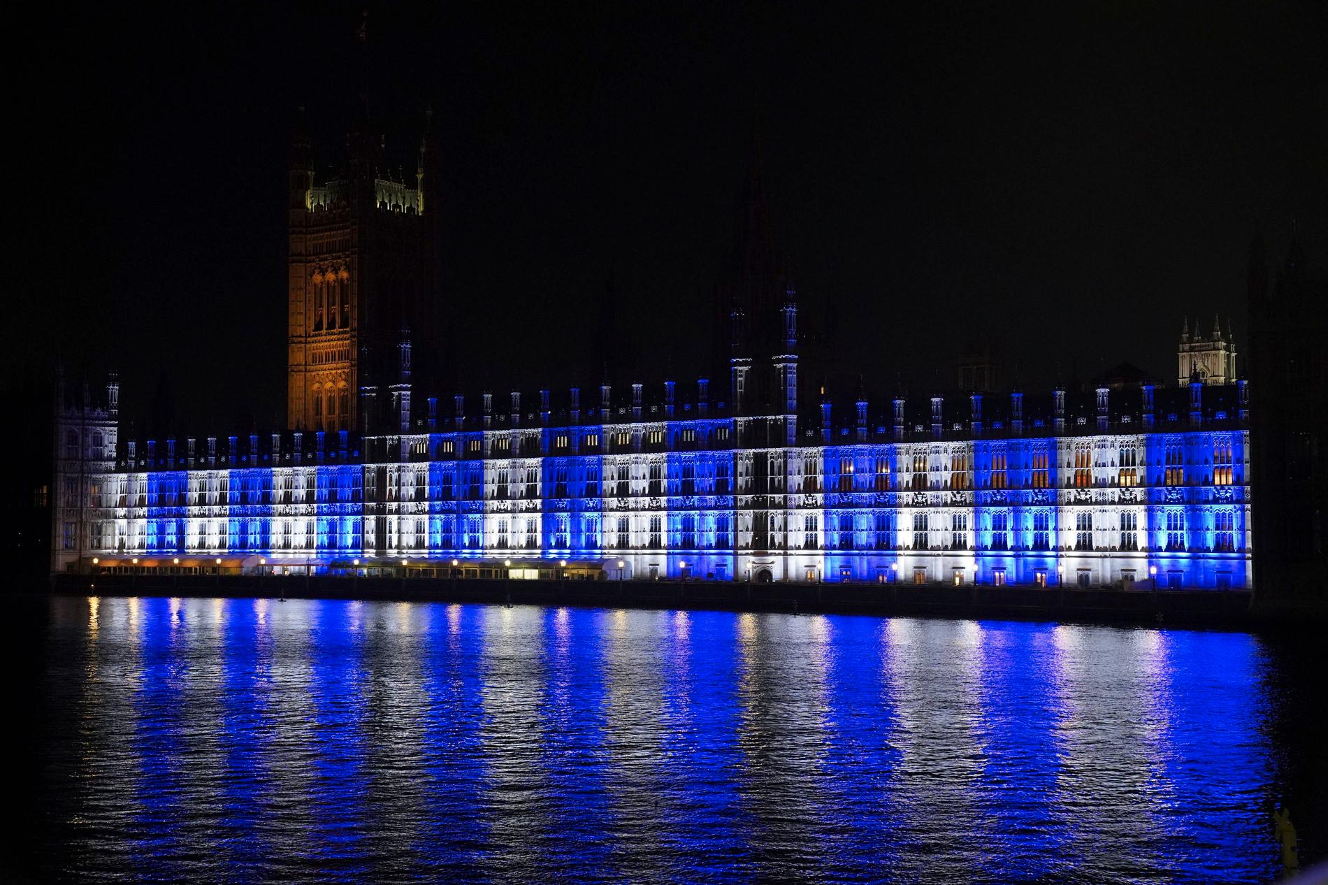 Det brittiska parlamentet lystes upp i den israeliska flaggans färger under måndagen.
