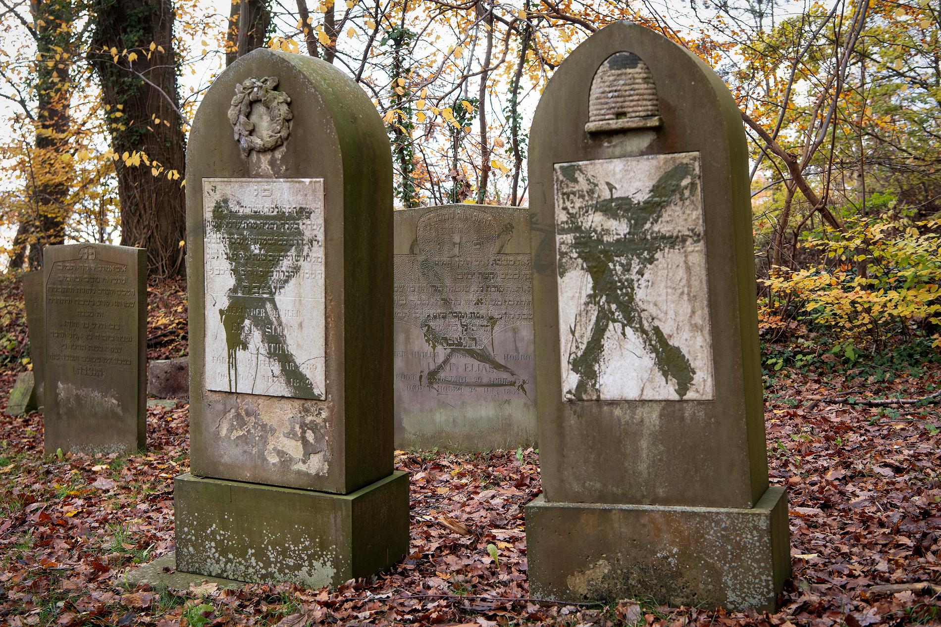 Vandaliserade gravstenar på den judiska begravningsplatsen i Randers. Arkivbild från 2019.