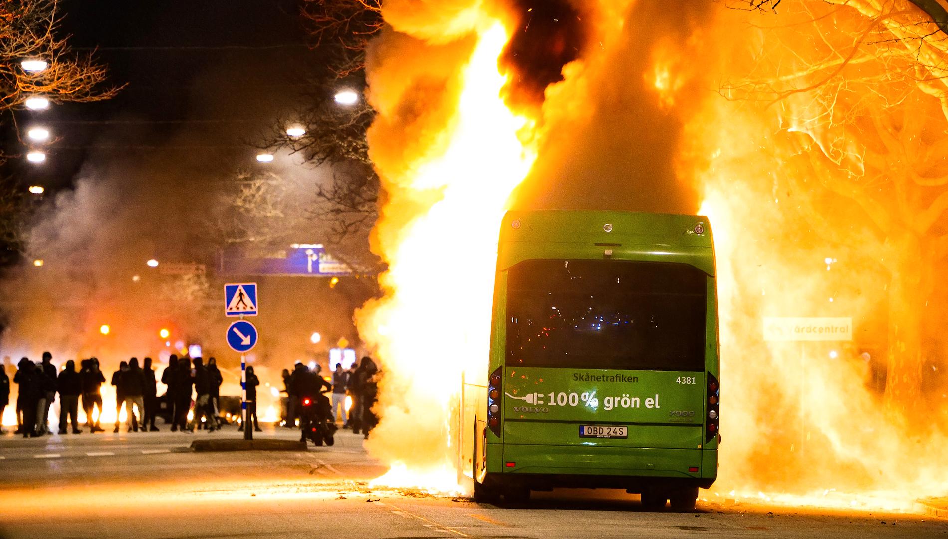 Sent på lördagsnatten drog oroligheterna igång igen i Malmö med stenkastning och fyrverkeri. En linjebuss sattes i brand. 
