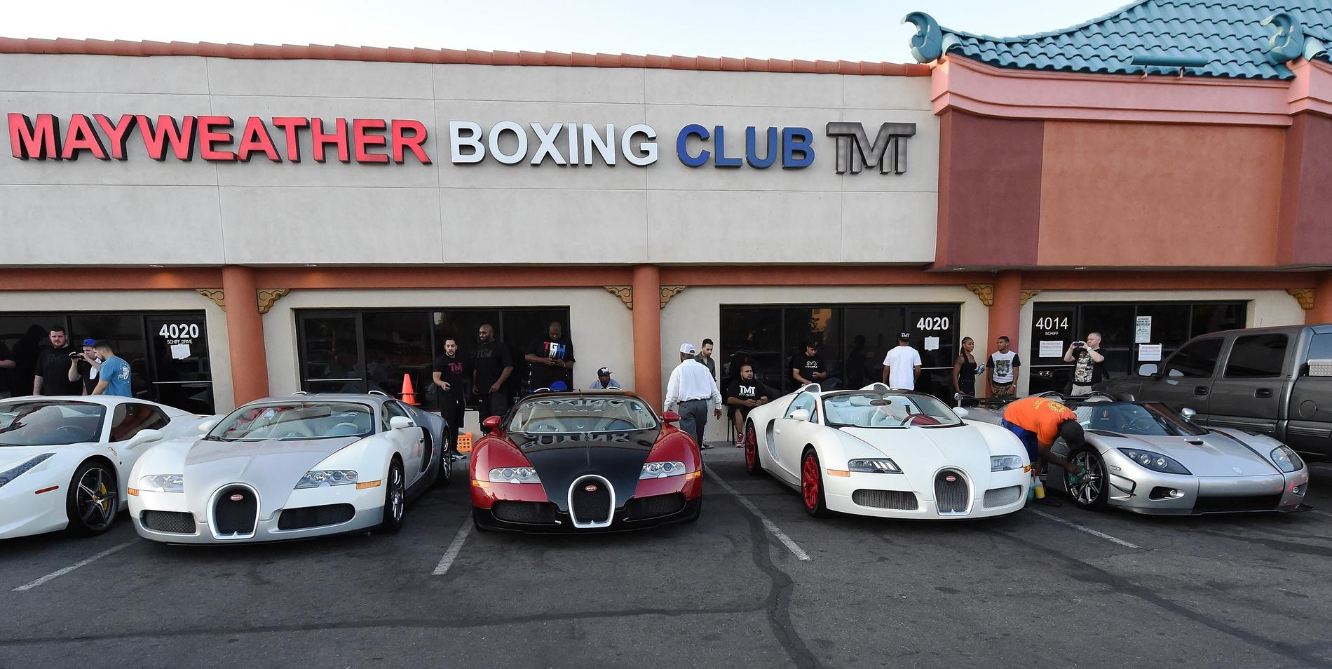 Bilarna utanför Mayweather Boxing Club.