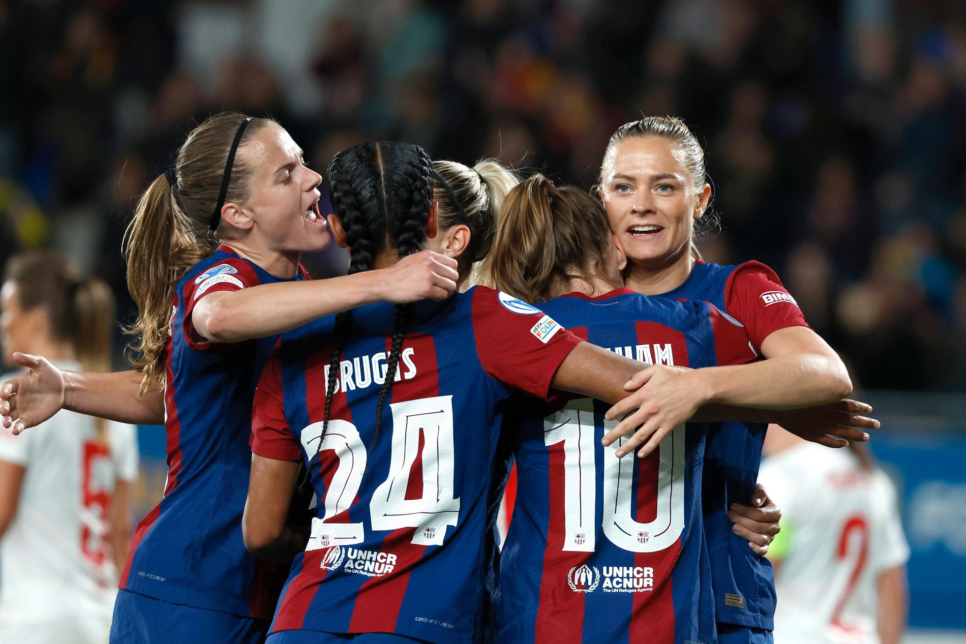 Fridolina Rolfö, längst till höger, firar sitt 2–0-mål med lagkompisarna i Barcelona.