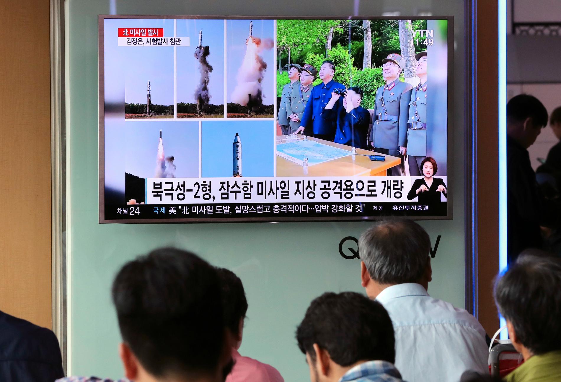 Indirekt nyhetsförmedling à la Korea – sydkoreansk tv visar stillbilder ur den nordkoreanska tidningen Rodong Sinmun, föreställande Kim Jong-Un och nordkoreanska militärer som betraktar helgens robottest.