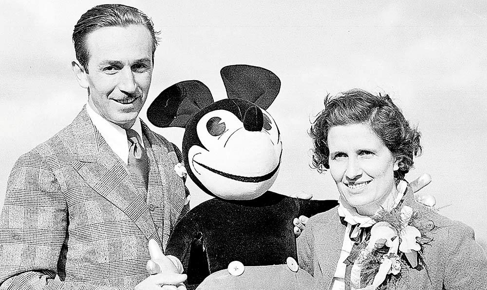 Musse Pigg poserar med pappa Walt Disney och hans fru Lillian 1935.