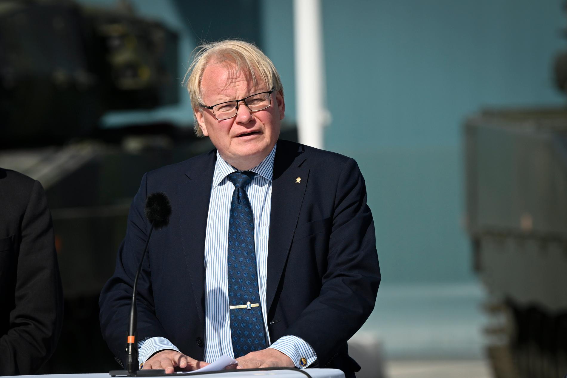 Sveriges försvarsminiter Peter Hultqvist (S) under en pressträff på P 18, Tofta, Gotland, i samband med Nordiskt-baltiskt försvarsministermöte.