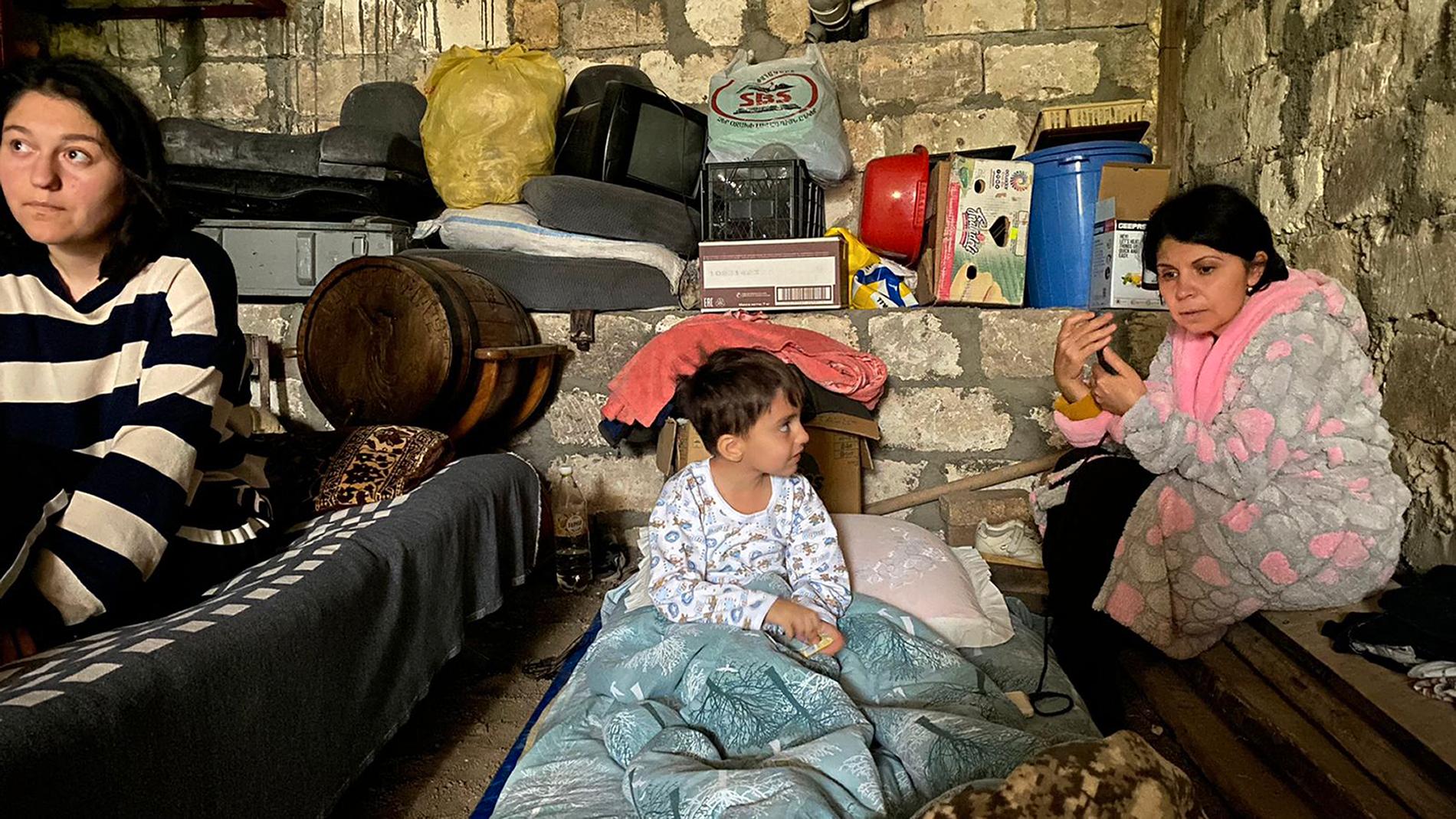 Familjer tar skydd undan artilleribeskjutning i Nagorno-Karabach.
