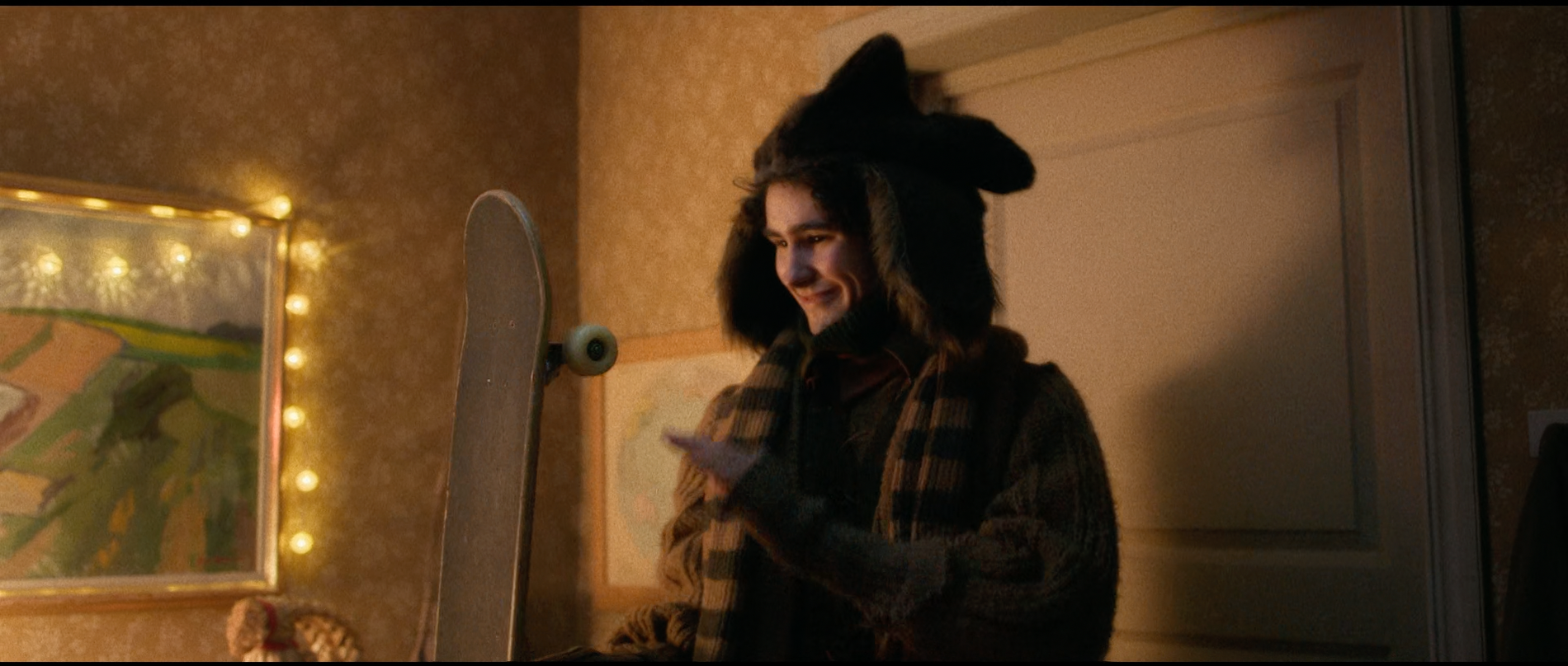 Kotte håller i en skateboard i avsnitt 20.
