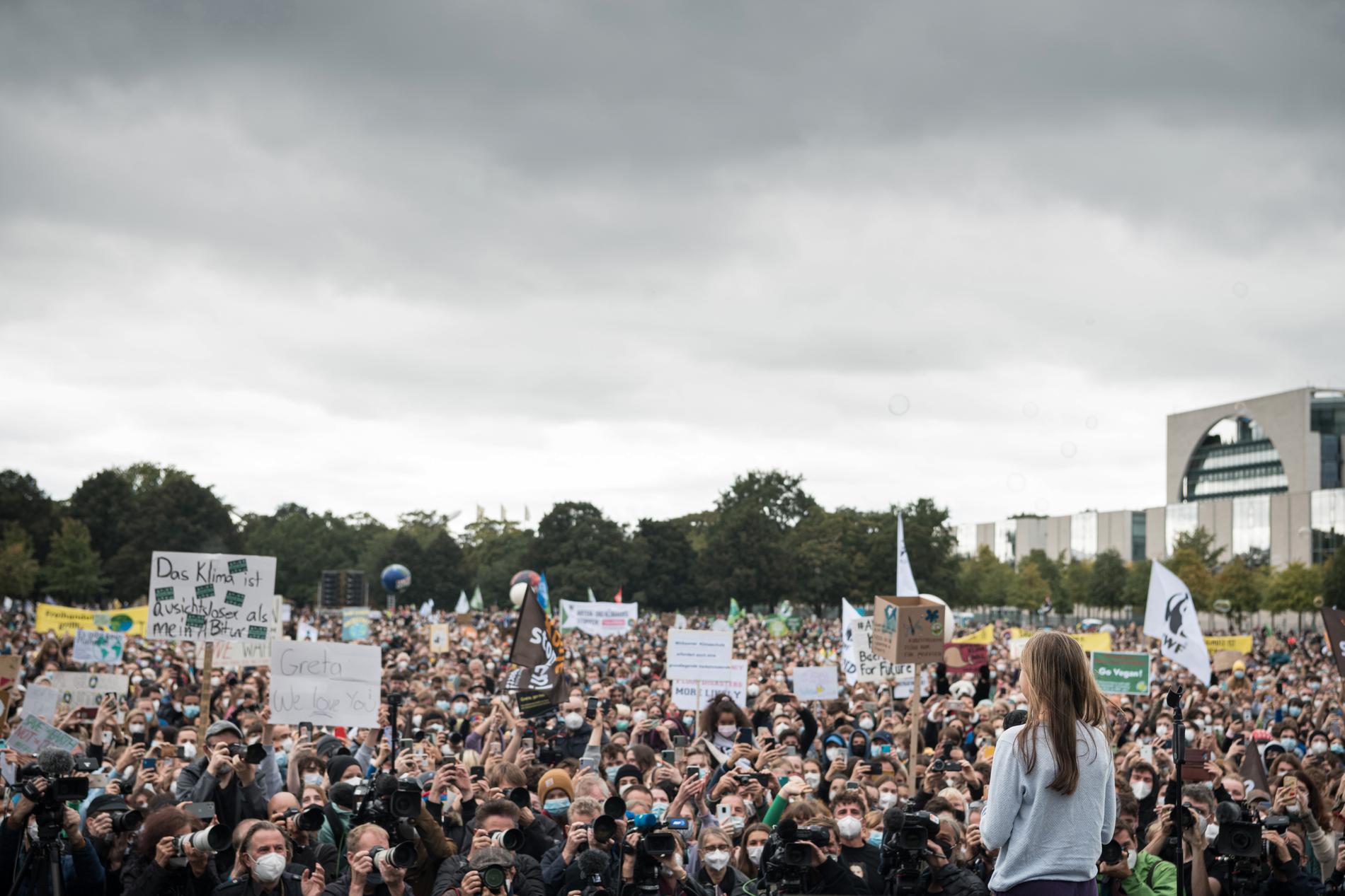  Från scenen med över 50 000 människor framför sig gör Greta Thunberg ett sista minuten inlägg i den tyska valrörelsen. ”Gå och rösta”, ropar hon till folkhavet. ”Men det räcker inte. Ni måste gå ut på gatorna också och kräva förändring.”
