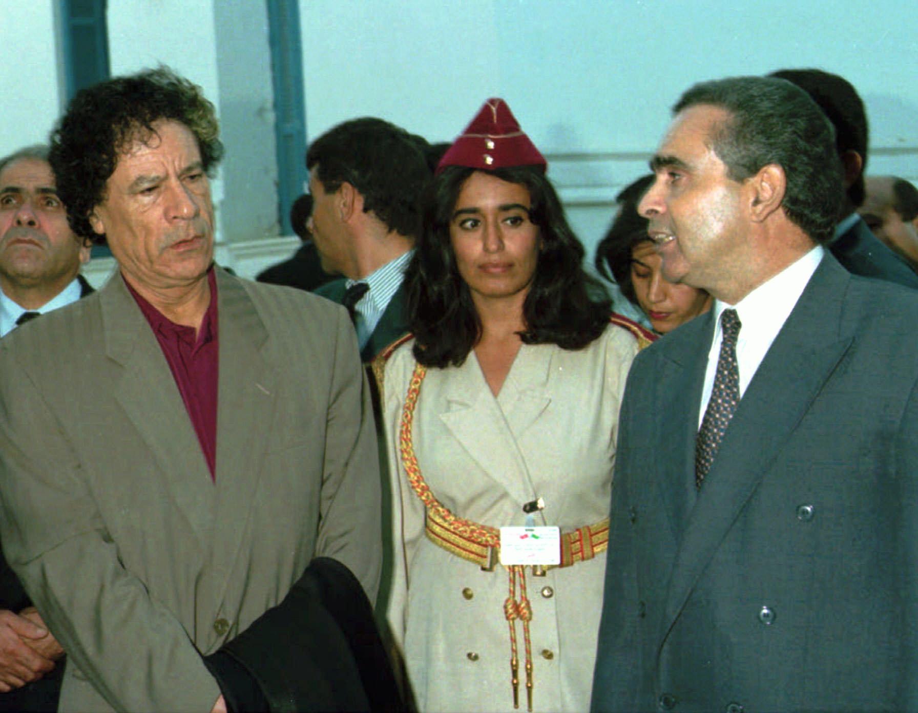 Gaddafi pratar med en okänd tunisisk man 1996. Gaddafi har bara kvinnor i sin livvakt och en av dem syns i mitten.