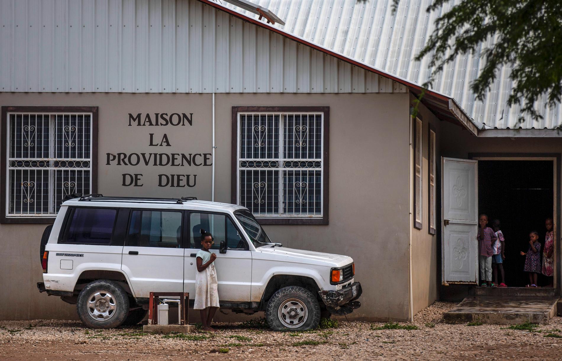 Barn står på gården framför det barnhem i Haiti, från vilket 17 missionärer var på väg när de kidnappades.