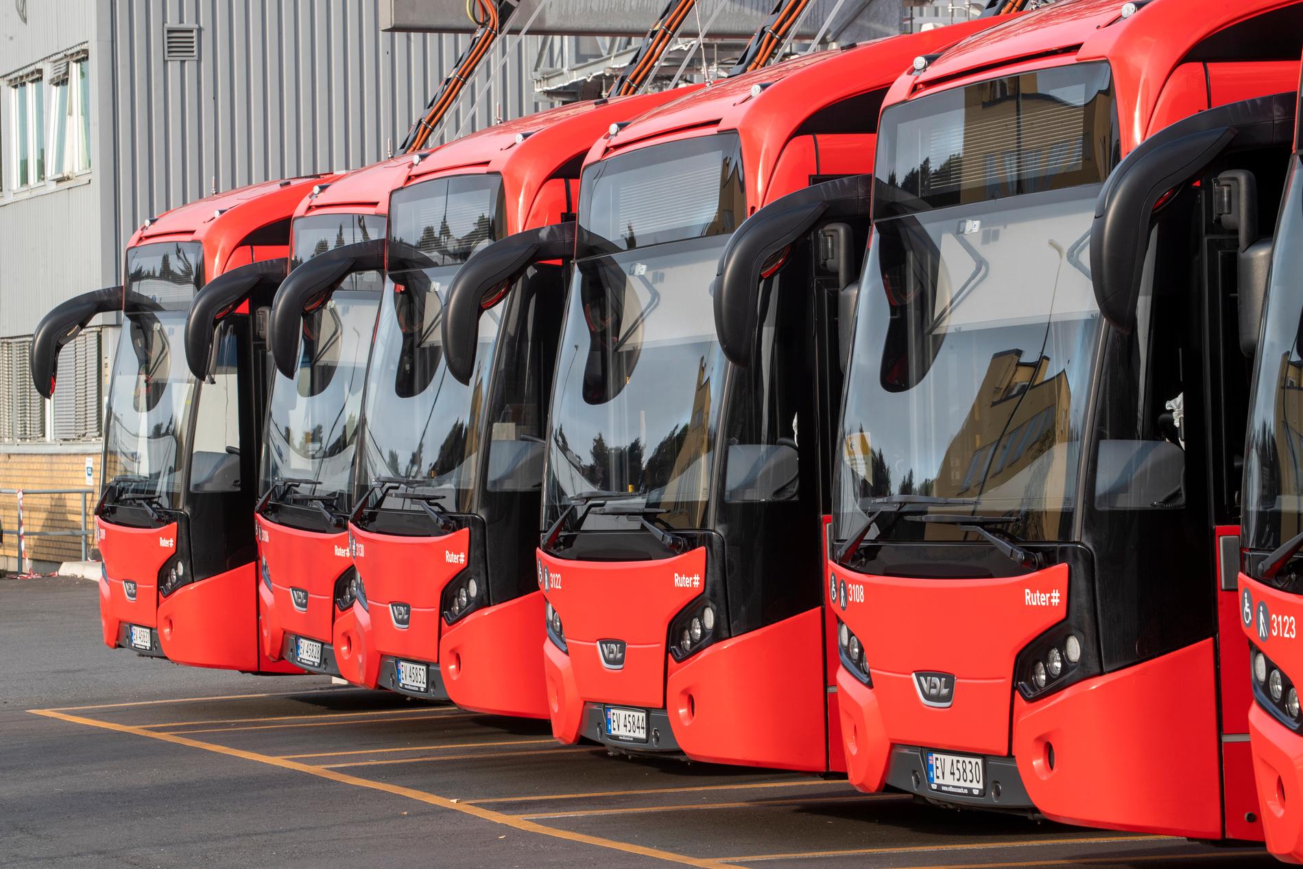 Bussarna i Oslo står kvar på parkeringen då stadens busschaufförer går ut i strejk.