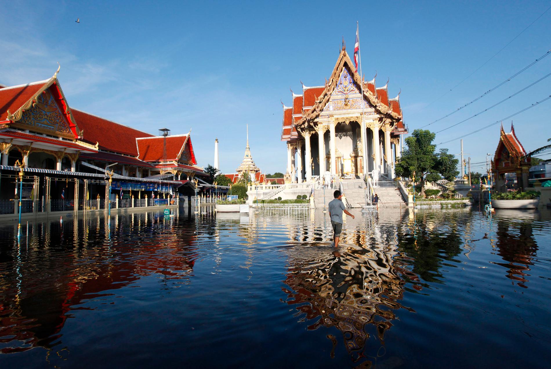 Ett av Bangkoks många tempel som drabbats av vattenmassorna.
