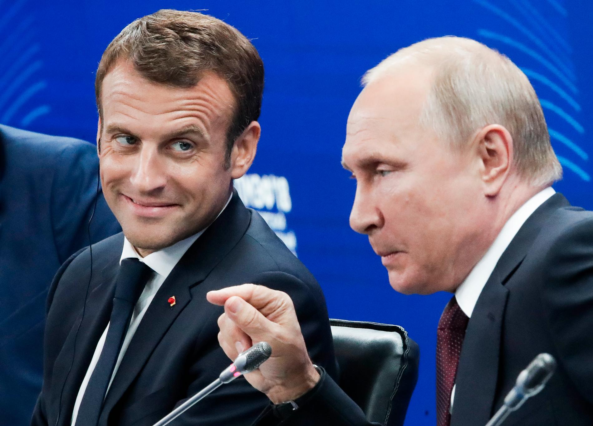 Frankrikes president Emmanuel Macron och Rysslands president Vladimir Putin vid ett tidigare möte. Arkivbild.