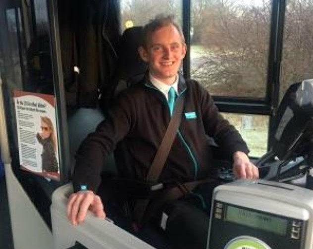George Larsson, 18, brukar inte få några speciella reaktioner från passagerarna, men en och annan kollega har undrat om han verkligen får köra buss.