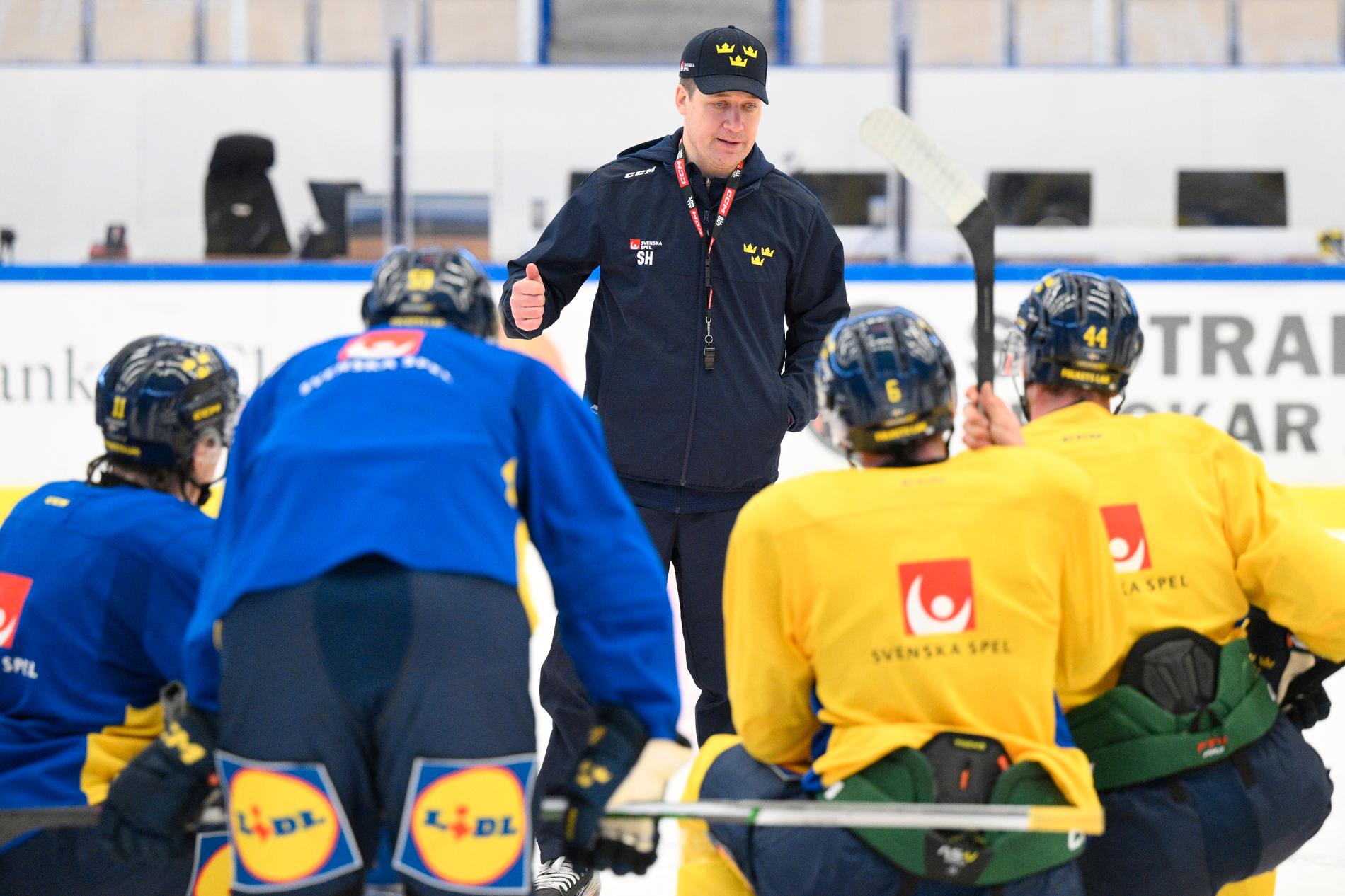 Tre Kronor och andra svenska hockeylandslag måste resa i civila kläder efter terrorattentatet i Bryssel.