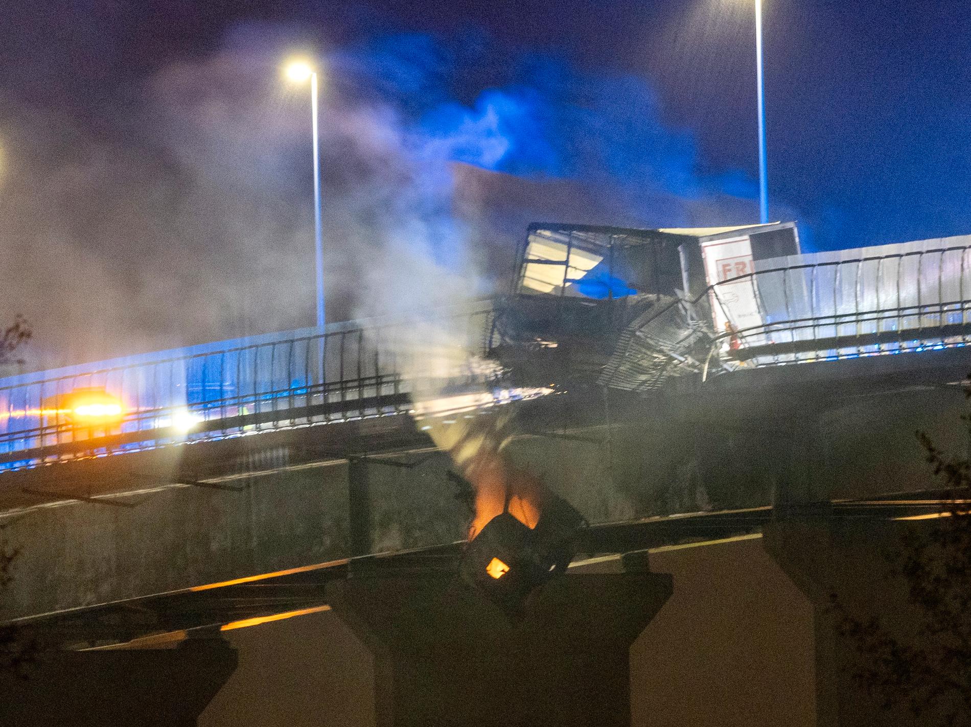 Lastbilen hänger ut över bron. 