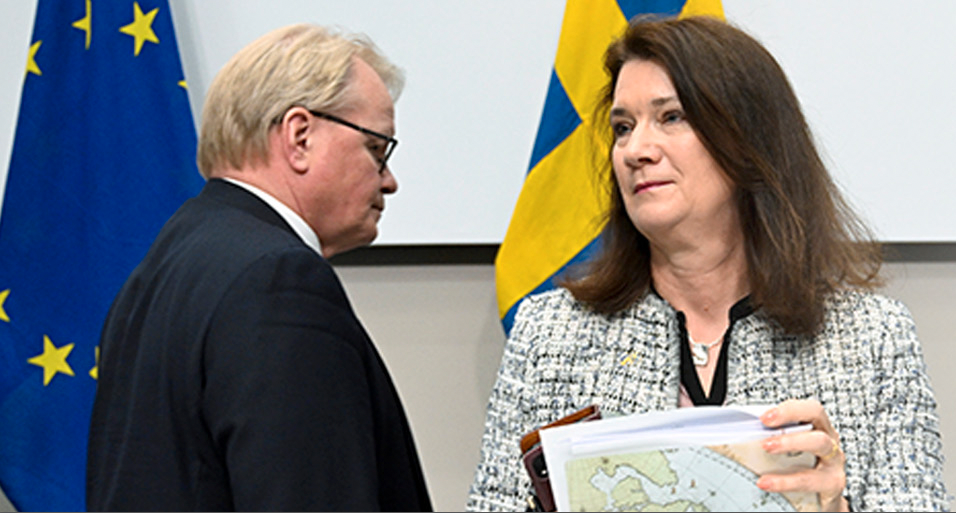 Försvarsminister Peter Hultqvist (S) och utrikesminister Ann Linde (S) under dagens pressträff i konferenscentret Lejonet i Stockholm.
