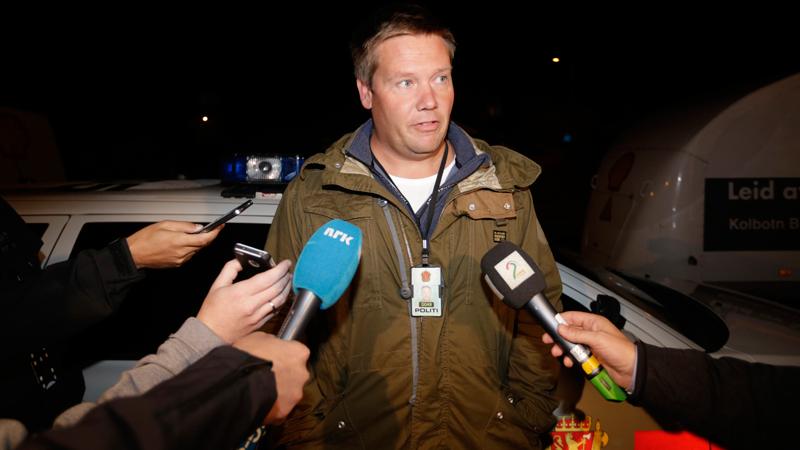 Norske polischefen Rune Isaksen talar med medier.