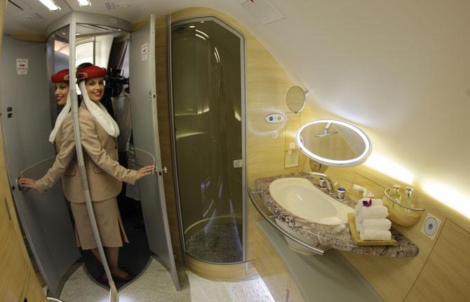 Emirates omtalade duschmöjligheter ombord ryker till förmån för de nya sittplatserna.