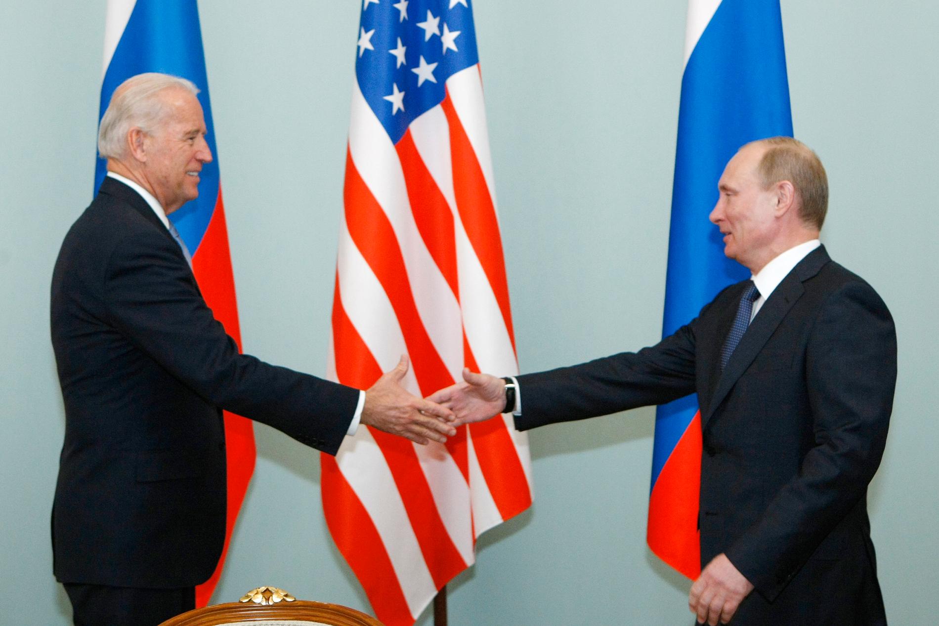 Den dåvarande amerikanske vicepresidenten Joe Biden träffade Rysslands dåvarande premiärminister Vladimir Putin i Moskva 2011. Snart möts de båda männen för första gången som presidenter.