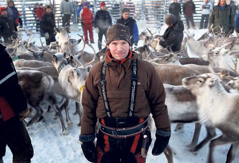 SÅG ALLT HÄNDA Renskötaren Jakob Nygård, 35, såg de 291 renarna gå ner sig i Kutjaure. Det är fem veckor sedan. Han är en av dem som drabbas av klimatförändringarna i Sverige.