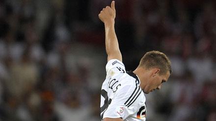 Podolski, med sänkt huvud, gjorde i alla fall tummen upp efter målet.