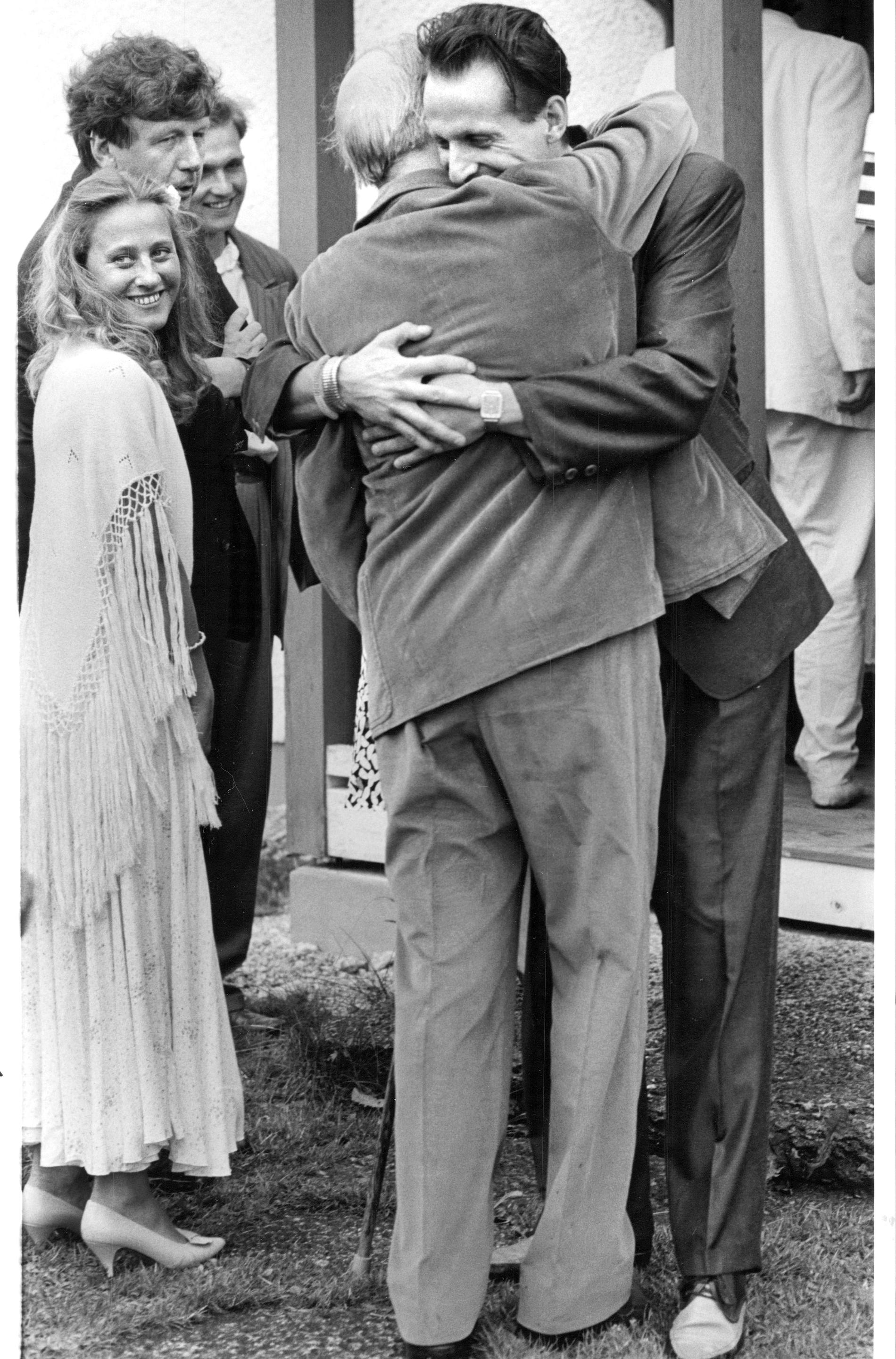 Peter Stormare kramar om Ingmar Bergman när regissören firade sin 70-årsdag 1988 på Fårö.