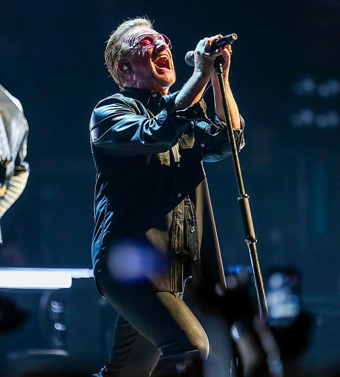 Bono och hans U2 ställde in sin konsert i Paris efter terrorattentaten men uppträder ikväll.