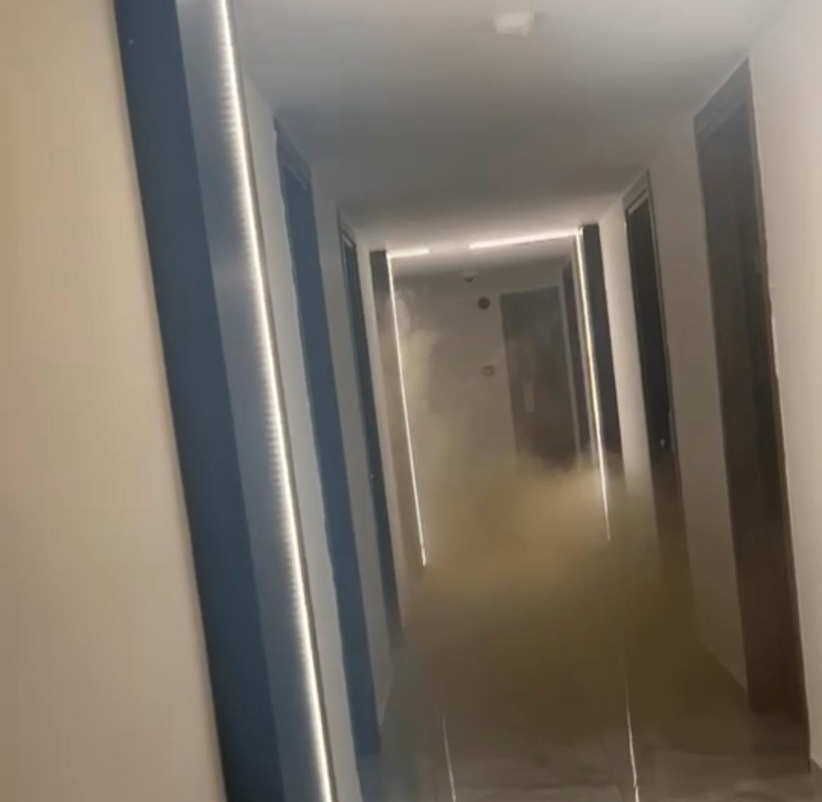 Rök spred sig i hotellets korridorer medan gäster låg och sov på sina rum. 