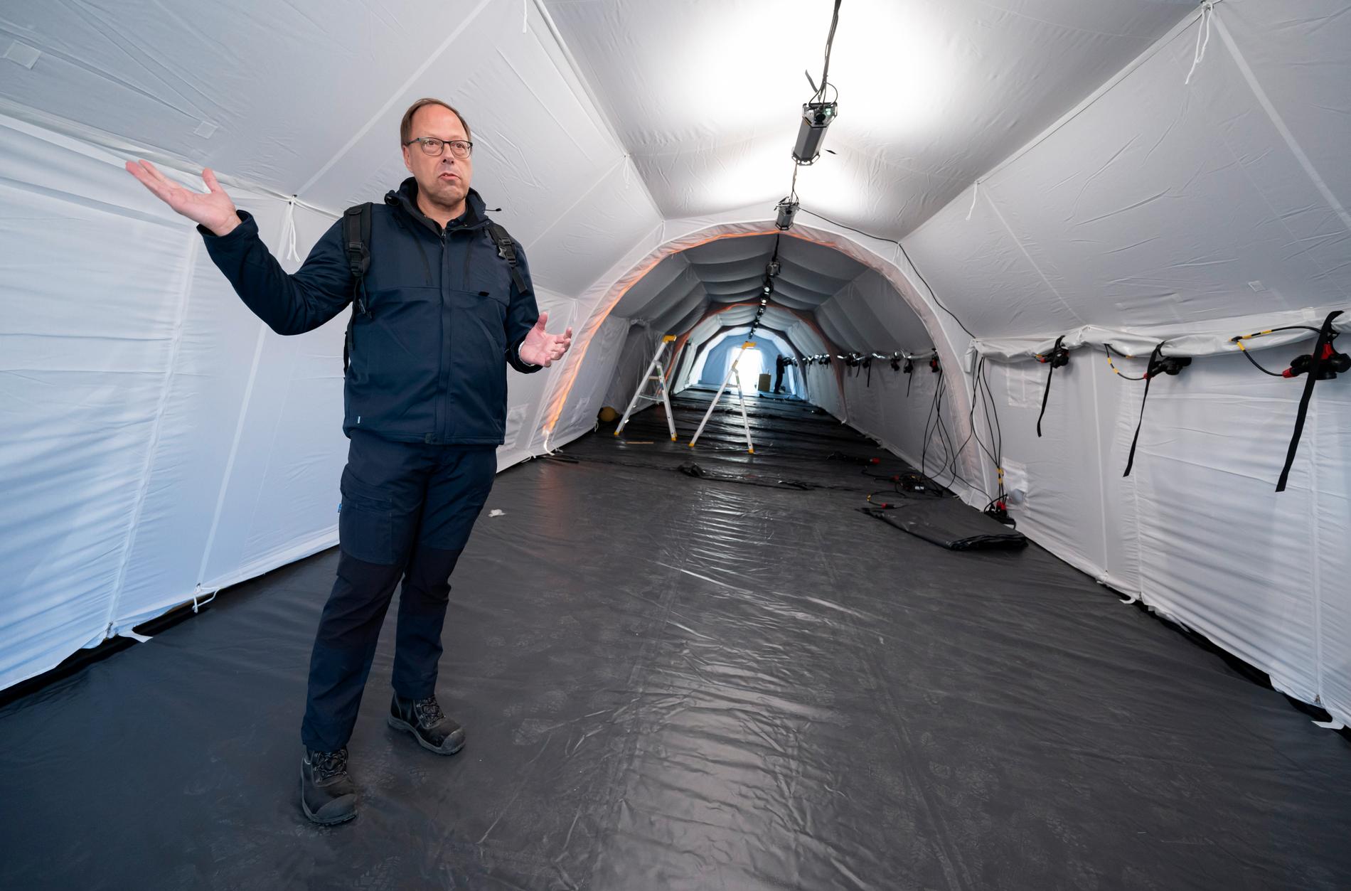 Thomas Hernes, Socialstyrelsen, förevisar tälten där intensivvårdsplatserna kommer att vara i det civila tältsjukhuset utanför Lasarettet i Helsingborg.