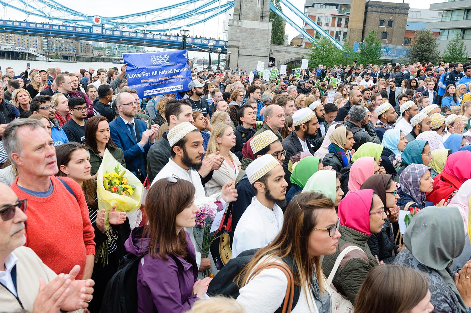 Ett tusental londonbor hedrar terrorattackens offer med en minnesceremoni vid Tower Bridge.
