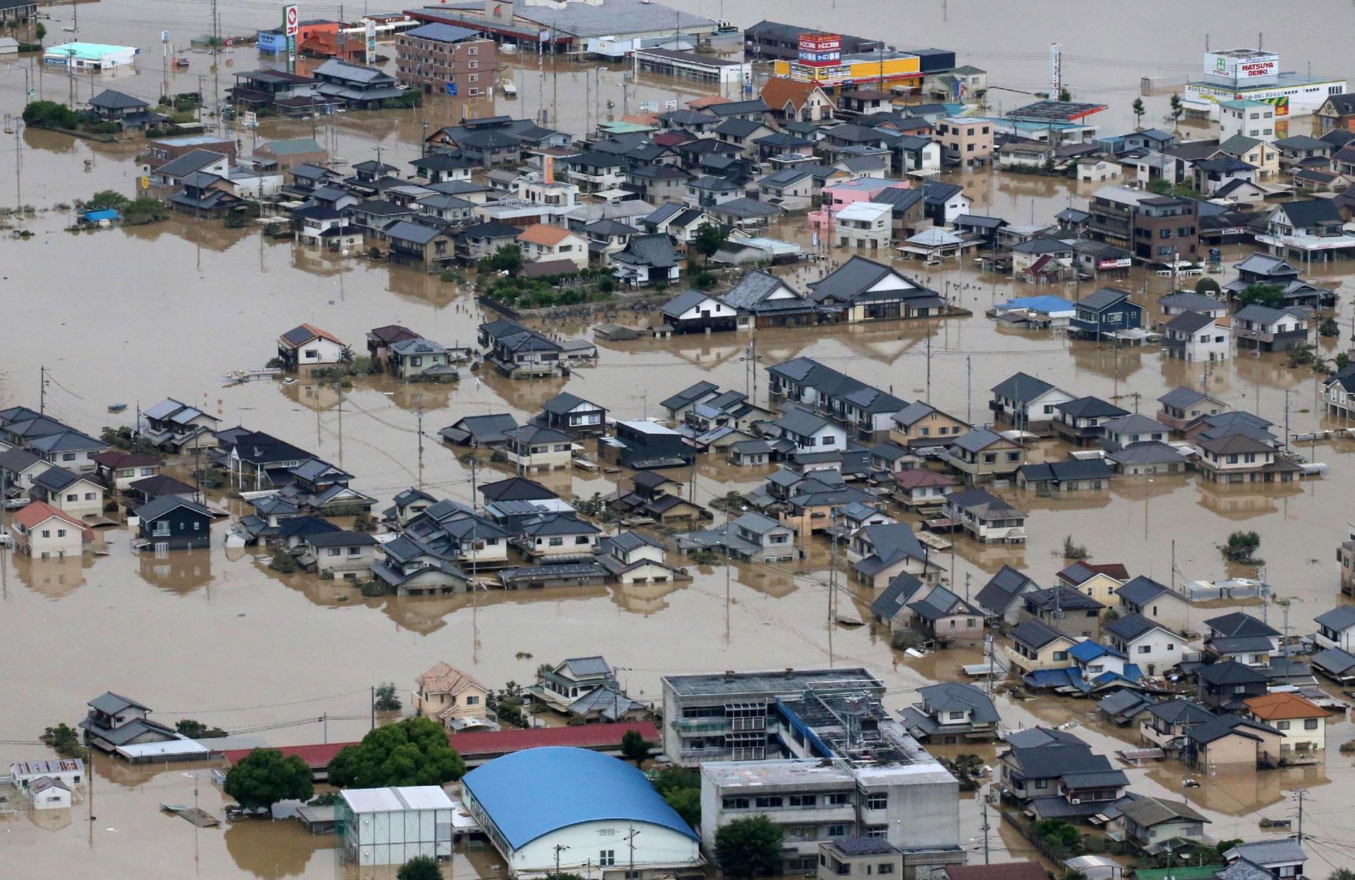 Översvämmade hus i Kurashiki, Okayama i Japan.