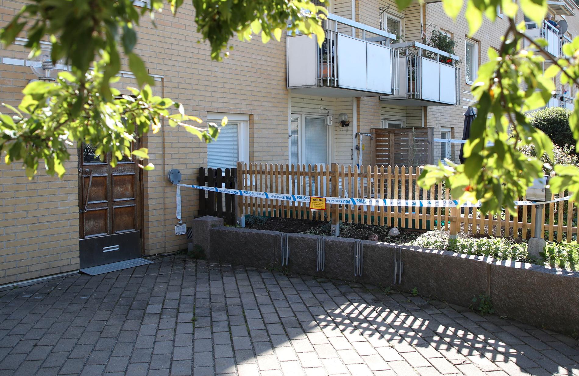 En kvinna och två barn hittades döda i en lägenhet i Göteborg i september. Nu åtalas mannen i familjen misstänkt för tre mord.
