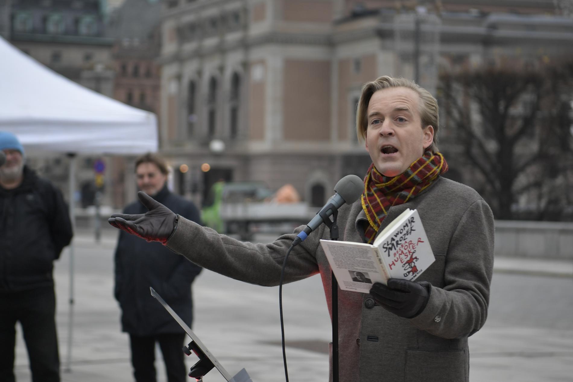 Skådespelaren Andreas T Olsson talar när skådespelare från Dramaten demonstrerar mot publikrestriktioner utanför riksdagshuset.