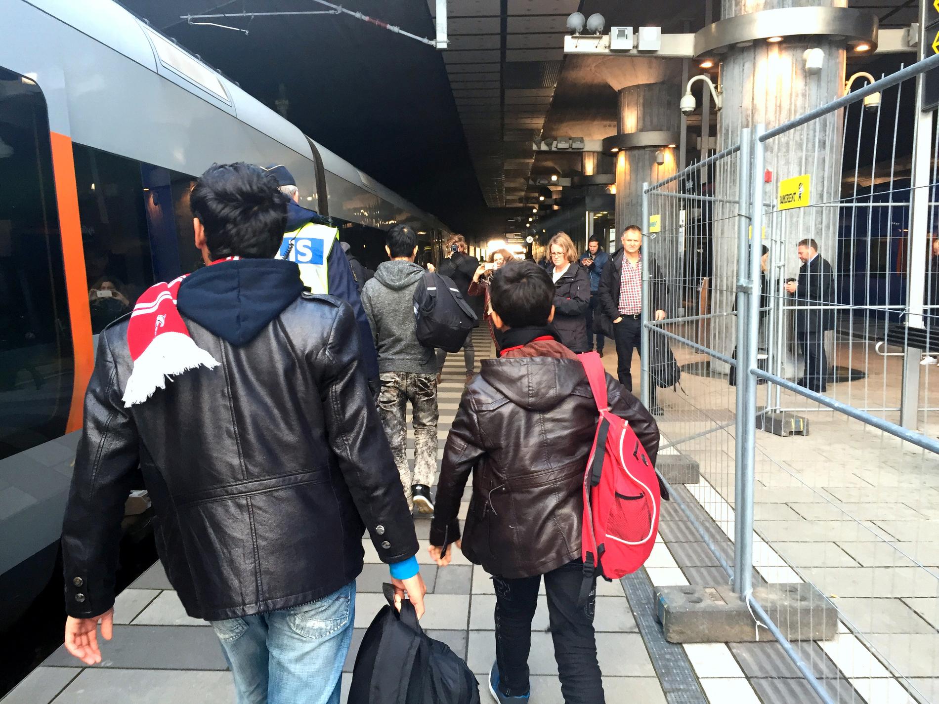 Ensamkommande flyktingbarn som anländer till Hyllie station i Malmö.