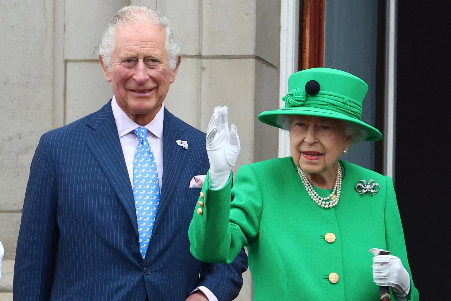 Prins Charles och drottning Elizabeth.